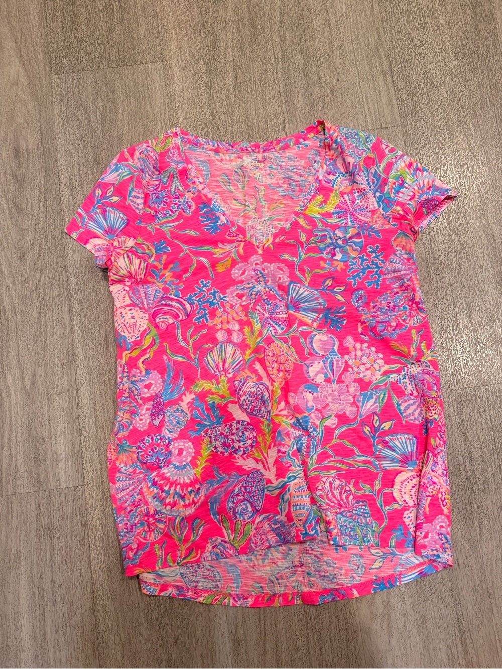 New Lilly Pulitzer Pink and Blue Patterned Fabric vneck tee shirt S
